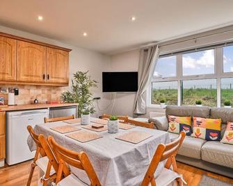 Dunluce Park 4 - Portrush by the Sea - Portrush - Dining room