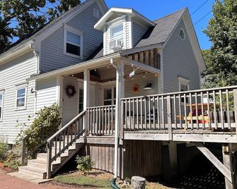 Enjoy a cozy stay at Sunflower House, a three-bedroom home in Sackville, N.B. - Sackville - Budova