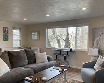 Cozy creekside home with deck, 15 min to airport, shopping, 1 hr to Crater Lk. \n - Eagle Point - Living room
