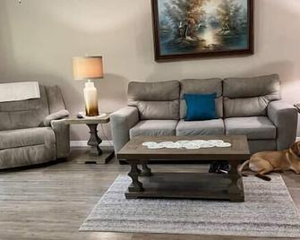 Quiet Snowbird Retreat Comfy Affordable - Citrus Springs - Living room