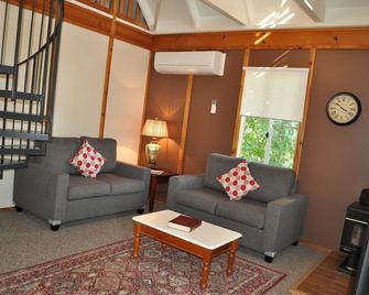 Bracken Ridge Vineyard - Rothbury - Living room