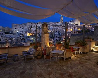 فرا آي ساسي - ريزيدينس - ماترا - شرفة مرصوفة