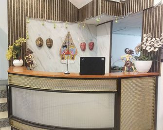 Hotel O Guest House Maria - Lubuklinggau - Front desk