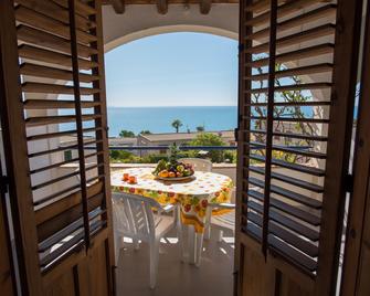 Holiday House With Panoramic View: Balco - Valderice - Balcone