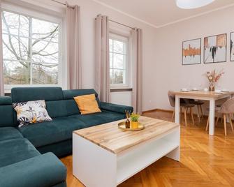 Spacious Family Apartment by Renters - Gdansk - Living room