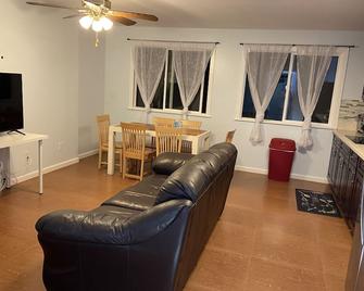 3bedrm/2bath,near shopping center,freeway - Honolulu - Living room