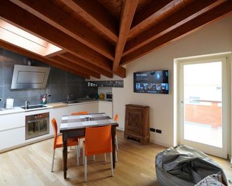 Stupenda mansarda dotata di tutti i comfort! - Brescia - Kitchen