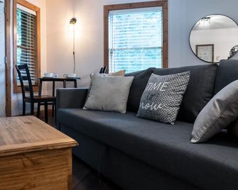 Renovated Stylish Condo Close To Everything -Downtown Tremblant - Mont-Tremblant - Living room