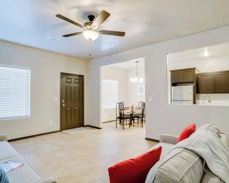 Single-Story Apt, 3 Mi to Fort Bliss! - El Paso - Living room