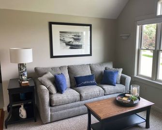 Beautiful Seneca Lake Chalet with stunning lake and Pond views - Penn Yan - Вітальня