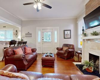 Historic Remodeled House, Prime Downtown Nashville Location - Nashville - Living room