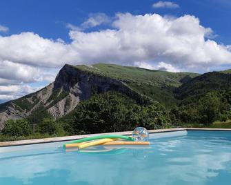 Gîte la \' Centaurée de Ceüze\' - La Roche-des-Arnauds - Piscina