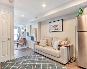 Central and Trendy Baltimore Townhome Pets OK! - Baltimore - Vardagsrum