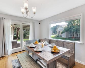 Newer, Spacious & Cozy - Pet and Family Friendly! - Lakewood - Comedor