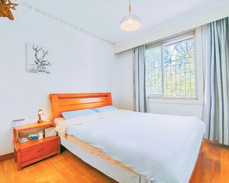 Sanxi Youth Hostel (Elephant Trunk Hill Branch of Two Rivers and Four Lakes) - Guilin - Bedroom