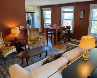 Casa Domani! Charming, cozy, and cared for in the center of town! - Doylestown - Living room