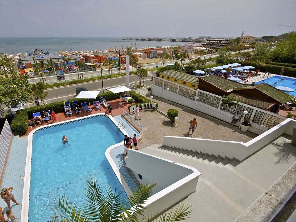 أوتل بروميناد يونيفرسال