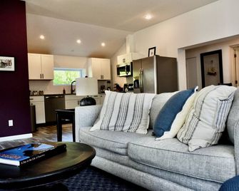 Renovated Gem 2 BR walk to Allstar Vill w/AC Sleeps 6 - Oneonta - Huiskamer