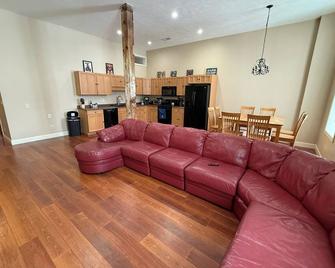 Spacious 2-bedroom apartment in Allegan with WiFi and AC - Allegan