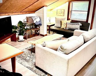 River Rock Cabin - Private Escape - ON the Etowah River! - Dahlonega - Living room