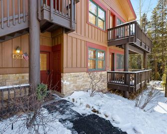 Beautiful Condo Nestled in the Pines/Shared Hot Tub/On Shuttle Route To Slopes - Silver Plume - Edificio