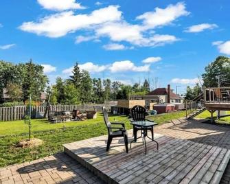 Welcome to Peaceful Pines-Your Home Away From Home,10 min from Playground Casino - Châteauguay - Patio