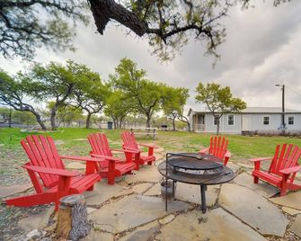 Pet-Friendly Kerrville Vacation Rental Farmhouse - Kerrville - Binnenhof