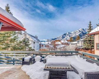 North House - Rocky Mountain Retreat- Enormous House Sleeps 23 - Banff