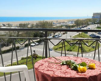 Hotel Lungomare - צ'רביה - מרפסת