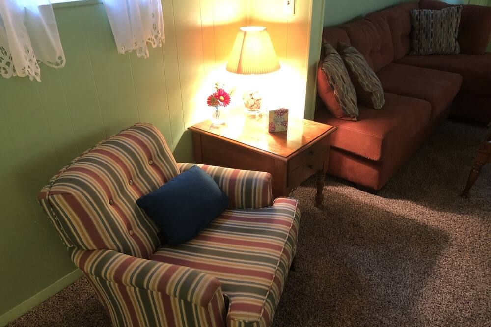 Rustic Beach Front Basement Apt, Pet Friendly Wi-fi 2 Bedroom Apts by RedAwning - נורפולק - סלון