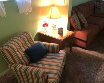 Rustic Beach Front Basement Apt, Pet Friendly Wi-fi 2 Bedroom Apts by RedAwning - נורפולק - סלון