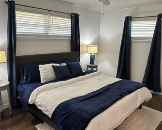 Nice 3 Bedroom, 1.5 bathroom Chickasaw House - Enid - Bedroom