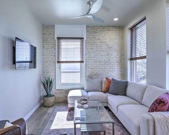 Sleek, Newly Updated Downtown San Marcos Apt! - San Marcos - Oturma odası