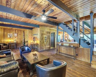 Eureka Springs Rental Cabin 8 Mi to Downtown! - Eureka Springs - Living room