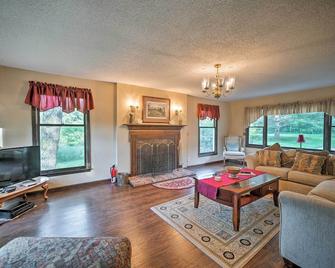 Dayton Home w/ Pool & Deck on 37 Private Acres! - Dayton - Obývací pokoj