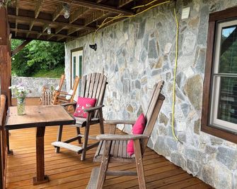 Awesome mountain escape with long range Mountain views with stunning sunsets! - Maggie Valley - Патіо