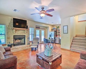 Eagles Nest - Cabin W/ Hot Tub - Medicine Park - Living room