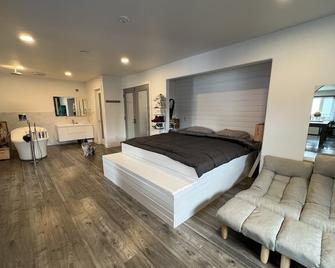Eccentric Future Bachelor Pad - Spokane Valley - Bedroom