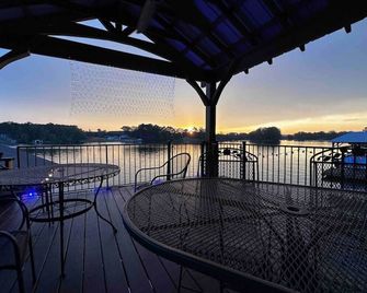 Huge Logan Martin Lake House - Pell City - Balkon