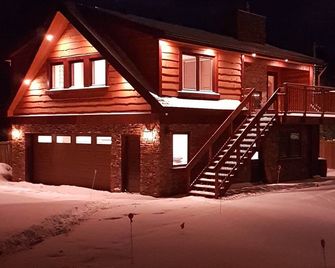 Rustic luxury chalet with fenced yard and pool, walk to beach and playground - Barrie - Budova