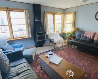 Grandma's Comfy Vintage Cottage w/ Fireplace ~ BBQ & Firepit - Minneapolis - Living room