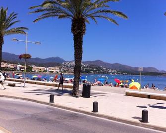 Playa Grande to 50mts apartment with balcony / terrace Very bright all Furnished - Llançà - Playa