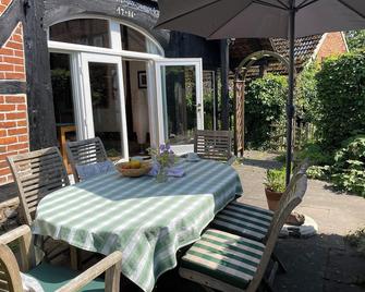 romantic 4-star holiday home in the Weserbergland near Hameln with fireplace, sauna - Hessisch Oldendorf - Innenhof