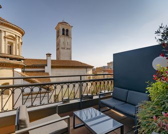 فندق بي&بي ميلانو سانت أمبروجيو - ميلان - شرفة