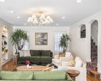 Dundee Gem, heated salt water pool, holiday décor - Omaha - Living room