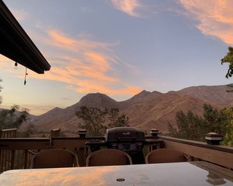 New Moon Pine Kernville- Elevated Above Town Luxury Mtn/Valley View Retreat - Kernville - Balcón