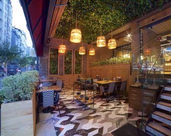 Dosso Dossi Hotels Laleli - Istanbul - Patio