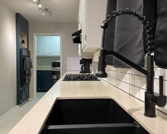Colorful Jenks House - By Aquarium and Downtown - Jenks - Kitchen