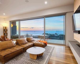 Point Haven Solar Pool Basketball Court & Views - Mount Martha - Living room