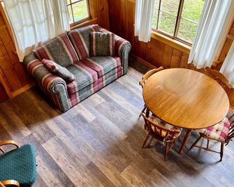Sawtooth @ Seven Timbers-Cute 1 bedroom cabin with loft and lake view - Seeley Lake - Living room